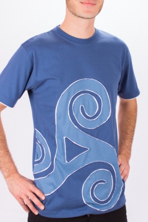 Tee shirt Triskel d�centr� Fond Petrol design Blanc & Bleu t-shirt triskel d�centr� p�trole blanc bleu