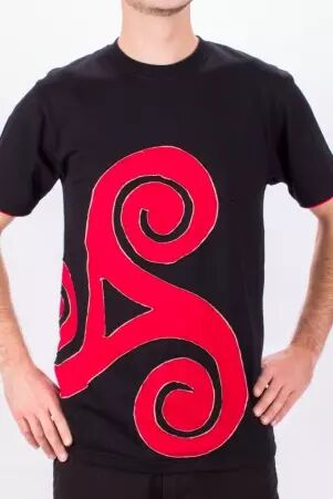 Tee shirt Triskel d�centr� Fond Noir design Rouge & Beige t-shirt triskel d�centr� noir contrastes rouge beige