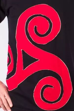 Tee shirt Triskel d�centr� Fond Noir design Rouge & Beige t-shirt triskel d�centr� noir contrastes rouge beige