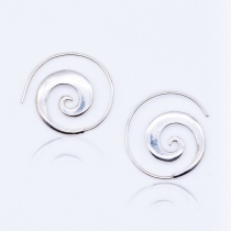 Boucles d'oreilles spirale argent&eacute;es article mode &agrave; l'esth&eacute;tique actuelle
