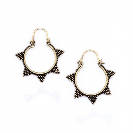Boucles d'oreilles cr�oles laitonn�es cisel�es �l�ment mode au design soign�