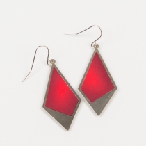 Boucle d'oreille Losange rouge accessoire bijou au look audacieux