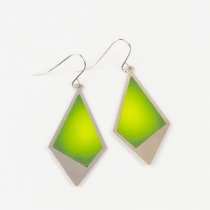 Boucle d'oreille Losange vert bijou mode &agrave; l'esth&eacute;tique contemporaine