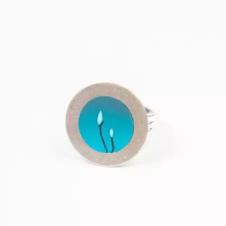 Bague sph�re bleu turquoise au langage visuel singulier et moderne