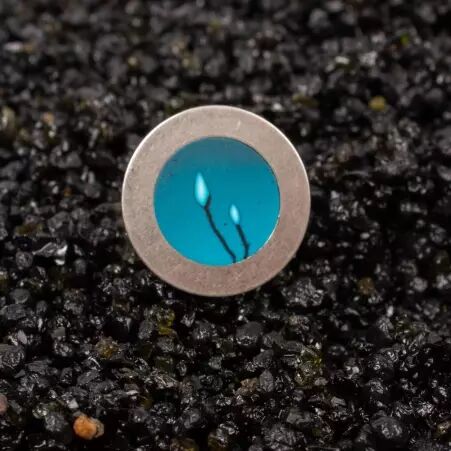 Bague sph�re bleu turquoise au langage visuel singulier et moderne
