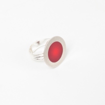 Bague sph&egrave;re Rouge cr&eacute;ation de caract&egrave;re au style distinctif
