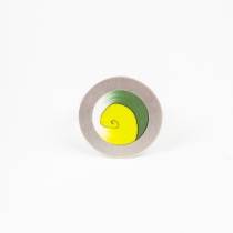Bague sph&egrave;re Vert &agrave; l'esth&eacute;tique artisanale et contemporaine