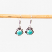 Boucles d'oreilles howlite turquoise pi&egrave;ce vestimentaire au style tendance