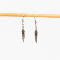 Boucles d'oreilles plume argent&eacute;es accessoire mode &agrave; l'allure contemporaine