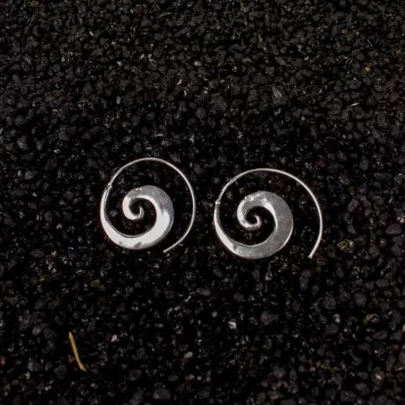 Boucles d'oreilles spirale argent�es article mode � l'esth�tique actuelle