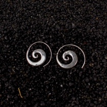 Boucles d'oreilles spirale argent&eacute;es accessoire textile au look moderne