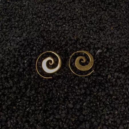 Boucles d'oreilles spirales laitonn�es �l�ment mode au design soign�