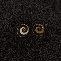 Boucles d'oreilles spirales laitonn&eacute;es accessoire mode &agrave; l'allure contemporaine