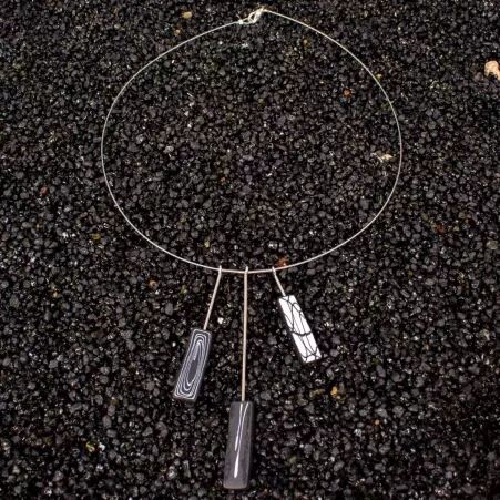 Collier triptyque Noir accessoire mode � l'allure �l�gante et structur�e