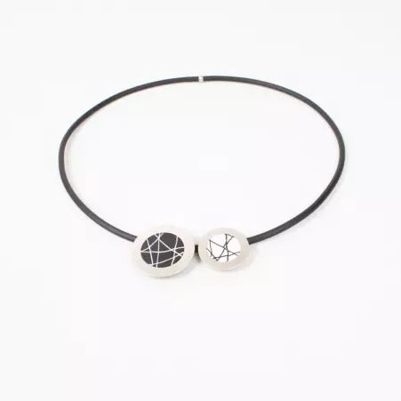 Collier Satellite Noir pi�ce vestimentaire � l'allure tendance
