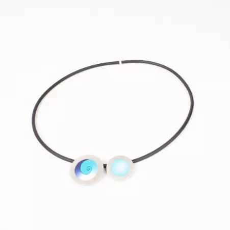 Collier Satellite Bleu �l�ment mode � l'esth�tique actuelle
