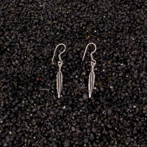 Boucles d'oreilles plume argent&eacute;es pi&egrave;ce vestimentaire au style tendance