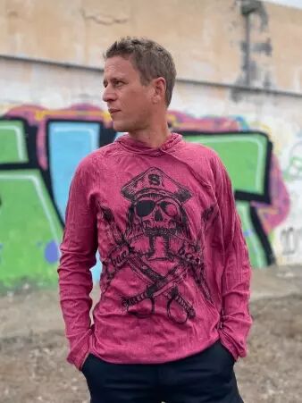 Hoodie Pirate Bordeaux cr�ation textile pens�e pour le confort et le style quotidien