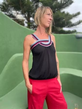 Top Lila Noir 2 top noir profond coupe fluide