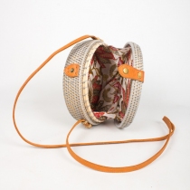 Sac en rotin tress&eacute; rond bicolore cr&egrave;me et argent style boh&egrave;me sac rond lumineux