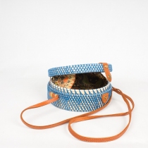 Sac en rotin tress&eacute; rond bicolore z&eacute;br&eacute; bleu style boh&egrave;me sac graphique