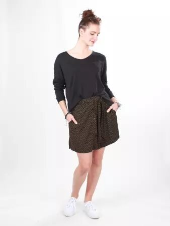 Jupe Lanna courte Gambit pi�ce de pr�t-�-porter au tomb� fluide et � l'allure moderne