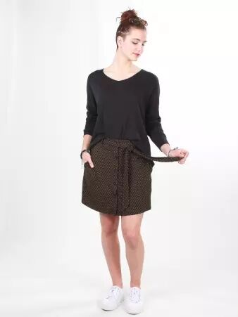 Jupe Lanna courte Gambit pi�ce de pr�t-�-porter au tomb� fluide et � l'allure moderne