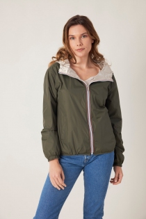 Imperm&eacute;able court r&eacute;versible kaki/or pi&egrave;ce de pr&ecirc;t-&agrave;-porter au design soign&eacute; et au tomb&eacute; fluide