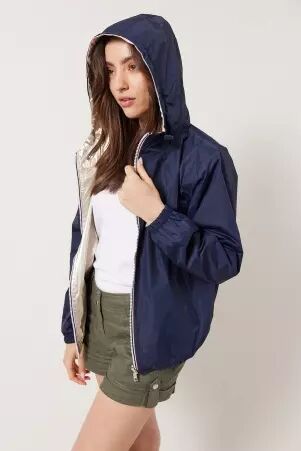 Imperm�able court r�versible navy/or maille douce offrant un port� agr�able et �l�gant
