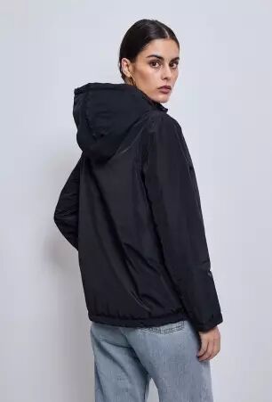 Parka courte l�g�rement ouat�e noir parka courte noire l�g�rement matelass�e