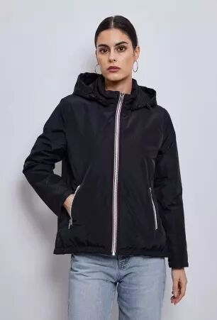 Parka courte l�g�rement ouat�e noir parka courte noire l�g�rement matelass�e