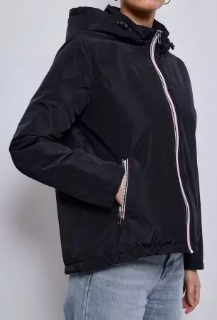 Parka courte l�g�rement ouat�e noir parka courte noire l�g�rement matelass�e