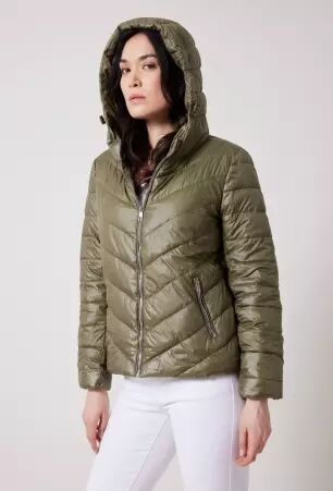 Doudoune courte � capuche kaki v�tement mode conjuguant confort, style et modernit�