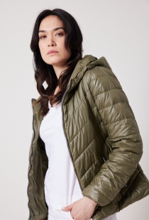 Doudoune courte &agrave; capuche kaki pi&egrave;ce contemporaine &agrave; la silhouette harmonieuse et structur&eacute;e
