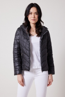 Doudoune courte &agrave; capuche noir v&ecirc;tement f&eacute;minin au tomb&eacute; fluide et &agrave; l'esth&eacute;tique raffin&eacute;e