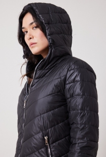 Doudoune courte &agrave; capuche noir article mode au style affirm&eacute; et aux finitions soign&eacute;es