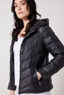 Doudoune courte &agrave; capuche noir pi&egrave;ce vestimentaire au caract&egrave;re moderne et &agrave; l'esprit cr&eacute;atif