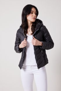 Doudoune courte &agrave; capuche noir cr&eacute;ation textile &agrave; l'identit&eacute; forte et &agrave; la ligne actuelle