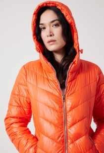 Doudoune courte &agrave; capuche orange pi&egrave;ce contemporaine &agrave; la silhouette harmonieuse et structur&eacute;e