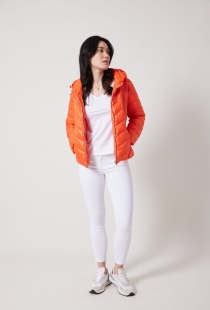 Doudoune courte &agrave; capuche orange pi&egrave;ce de mode &agrave; la coupe pr&eacute;cise et &agrave; l'allure contemporaine