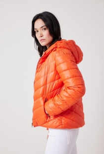 Doudoune courte &agrave; capuche orange v&ecirc;tement f&eacute;minin au tomb&eacute; fluide et &agrave; l'esth&eacute;tique raffin&eacute;e