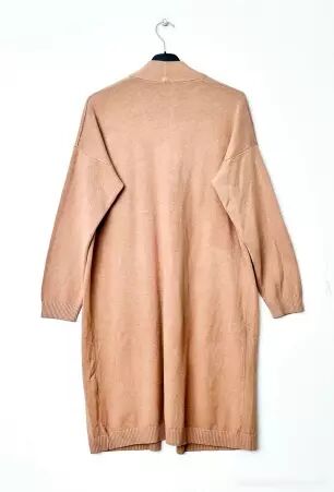 Gilet mi-long Camel pi�ce de pr�t-�-porter chaude � la silhouette fluide � la ligne �l�gante