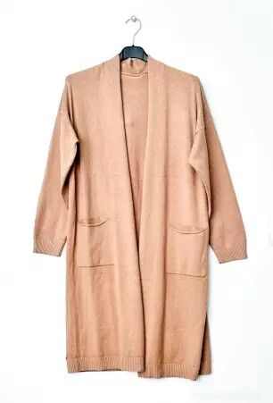 Gilet mi-long Camel pi�ce de pr�t-�-porter chaude � la silhouette fluide � la ligne �l�gante