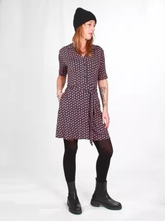 Robe Anna manches courtes Saki noir robe fluide au contraste marqu�
