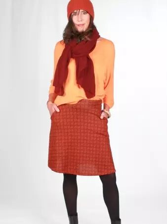 Jupe Chapie Majestic rouge pi�ce vestimentaire au caract�re moderne et au port� confortable au tomb� naturel