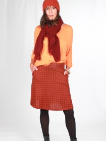 Jupe Chapie Majestic rouge article mode au design &eacute;pur&eacute;, facile &agrave; associer pour la mi-saison