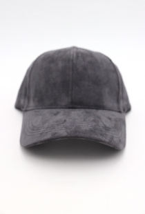 Casquette su&eacute;dine Gris &eacute;l&eacute;ment mode &agrave; l'esth&eacute;tique actuelle