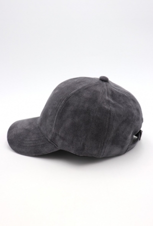 Casquette su�dine Gris �l�ment mode � l'esth�tique actuelle