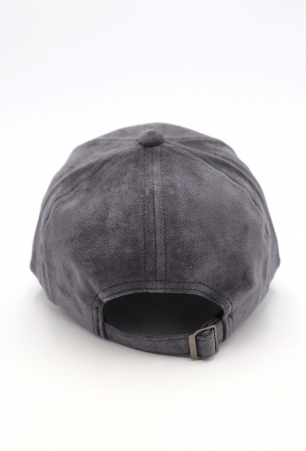 Casquette su�dine Gris �l�ment mode � l'esth�tique actuelle