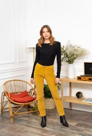 Pantalon chino velours moutarde pantalon chino velours moutarde � la coupe nette